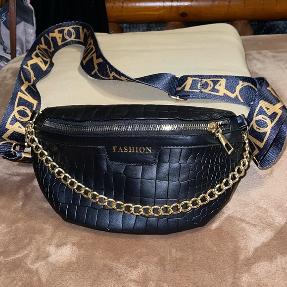 💥VAIKANHAI SHOULDER GOLD ACCENT CHAIN BAG - Picture 1 of 7